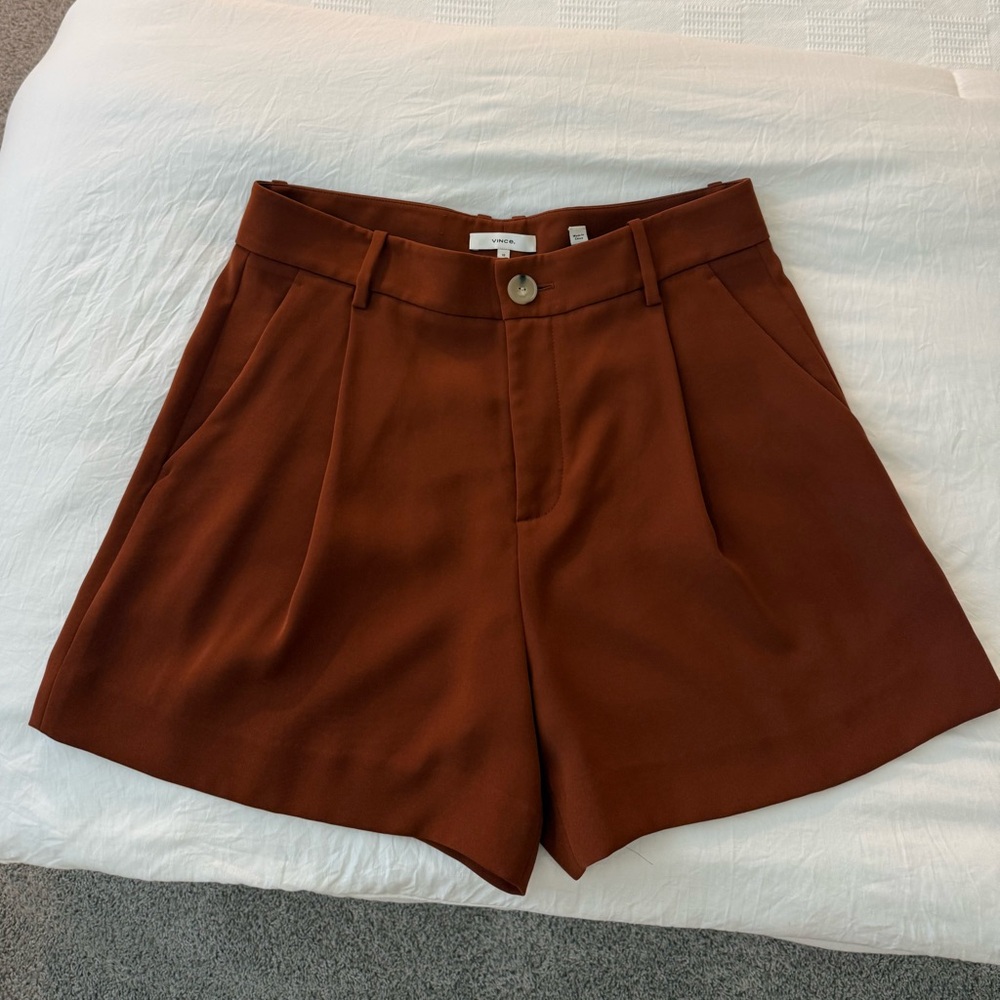 Vince High-Rise Pleated Women's Shorts in Rust/Burnt Orange